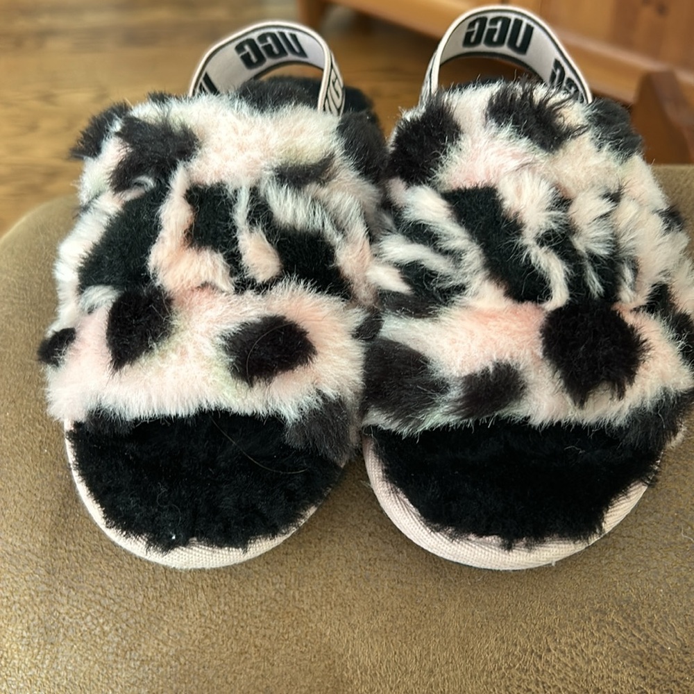 Little girls ugg slippers excellent condition. - Picture 3 of 8